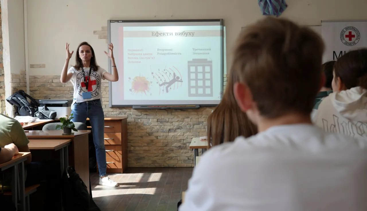 Dans une école à Kiev, une collaboratrice du CICR spécialisée dans la contamination par les armes anime une séance visant à sensibiliser les enfants aux risques ainsi qu’aux comportements à adopter – Archives audiovisuelles du CICR Dans une école à Kiev, une collaboratrice du CICR spécialisée dans la contamination par les armes anime une séance visant à sensibiliser les enfants aux risques ainsi qu’aux comportements à adopter – Archives audiovisuelles du CICR