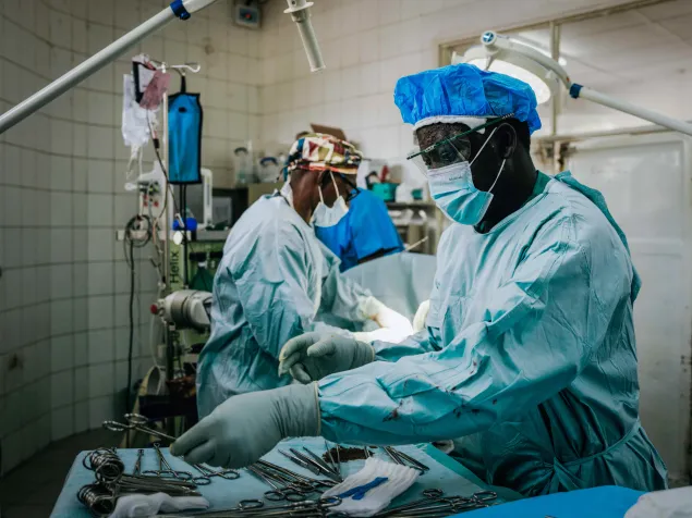 Equipos quirúrgicos en el quirófano del hospital Ndosho de Goma
