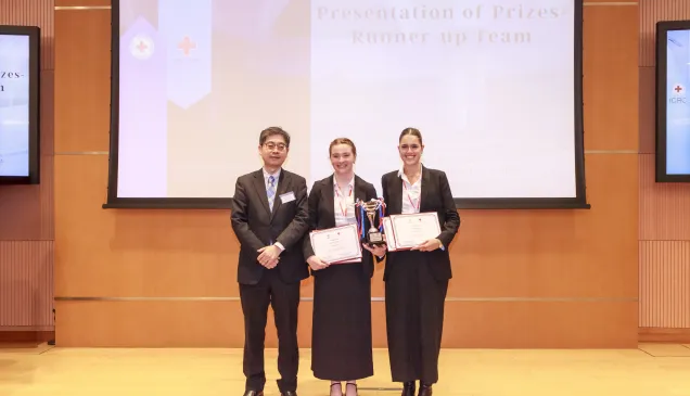 2. Dr James DING, JP, Law Officer (International Law), International Law Division, Department of Justice, presented the trophy to University of Adelaide, Runner-up Team of the 23rd Red Cross International Humanitarian Law Moot (Asia-Pacific Region).