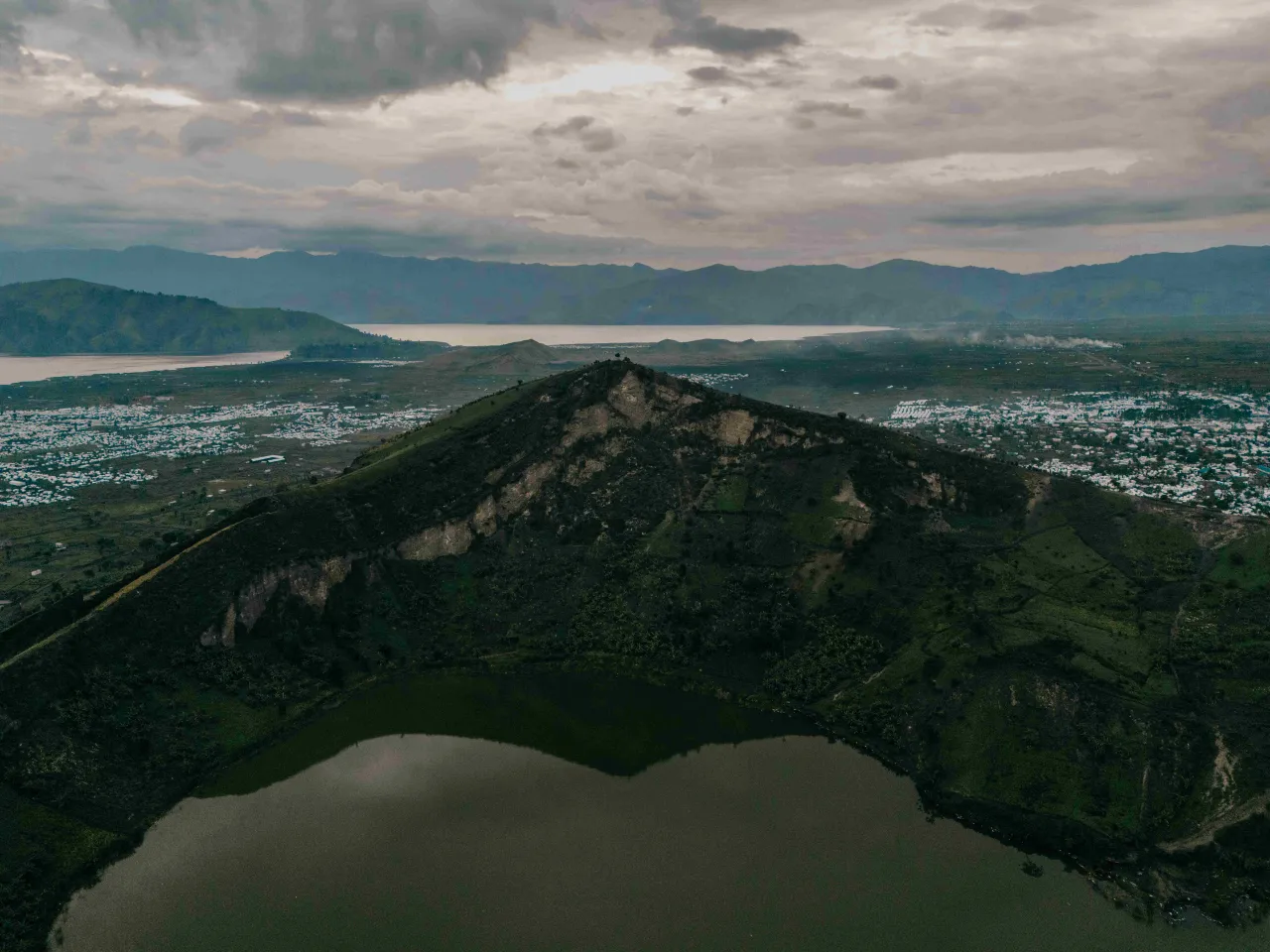 El volcán activo del monte Nyiragongo domina la ciudad de Goma.
