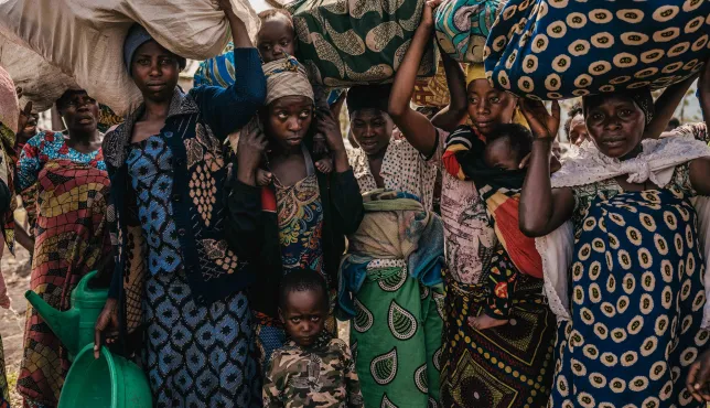 Miembros de la comunidad huyen hacia la ciudad de Sake. Una vez seguras, las familias desplazadas deben construir un refugio y buscar alimento.
